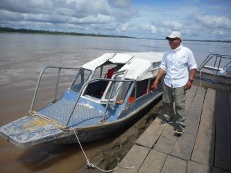 peru-edson-our-guide-with-our-boat-at-the-rest-break-stop-on-the-way-to-muyuna